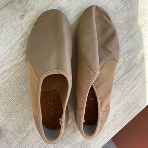 Bloch adult leather split sole slip on jazz shoe in tan color (maybe neo flex)
